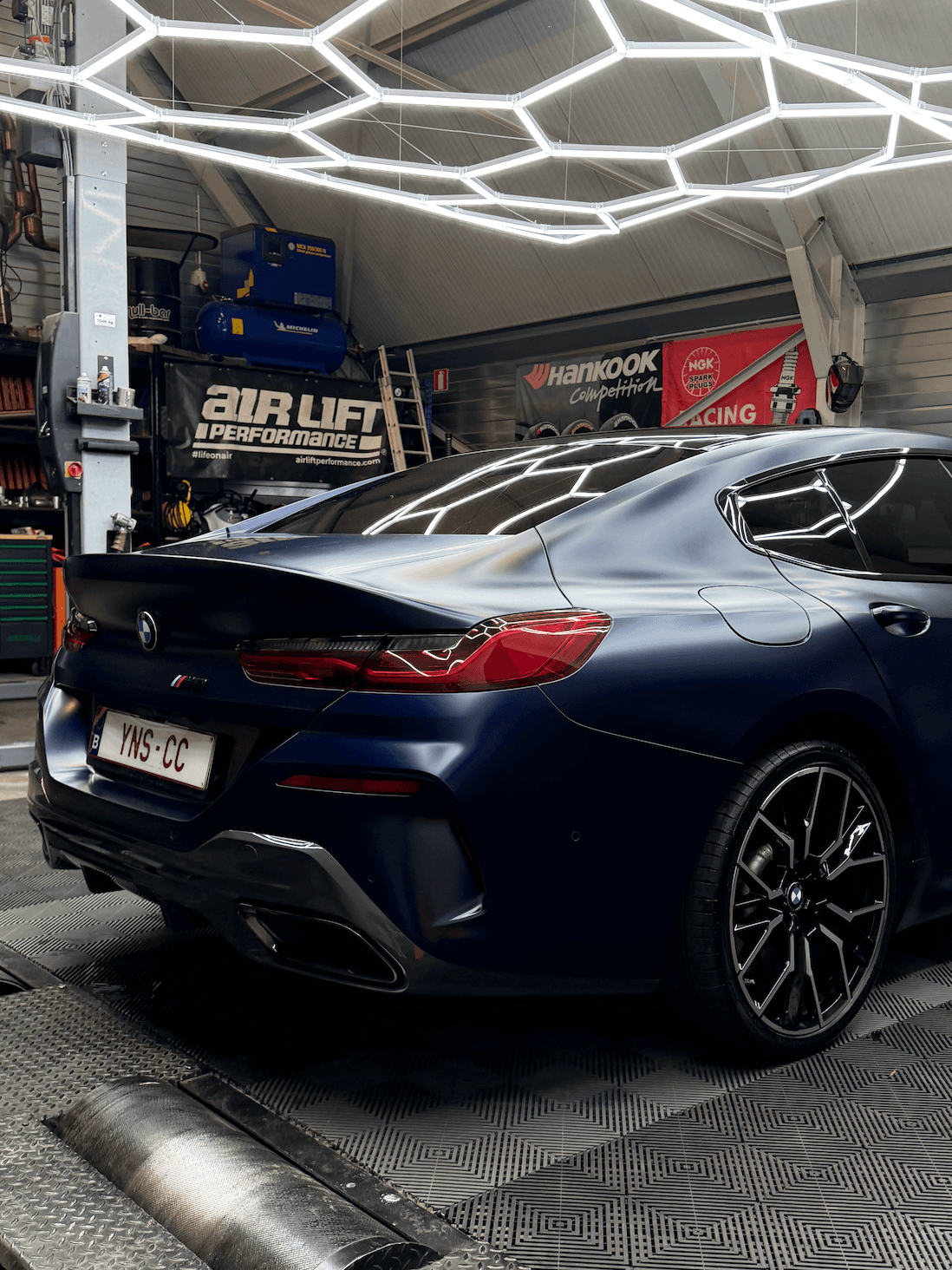 Auto in behandeling voor car wrapping en PPF lakbescherming